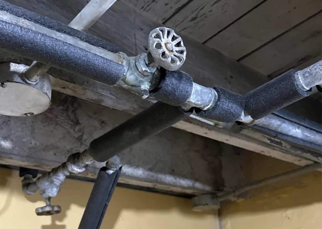 inside plumbing pipes with shutoff